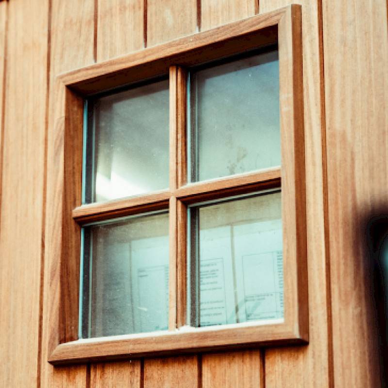 Klassieke houten raam met 4 ruiten