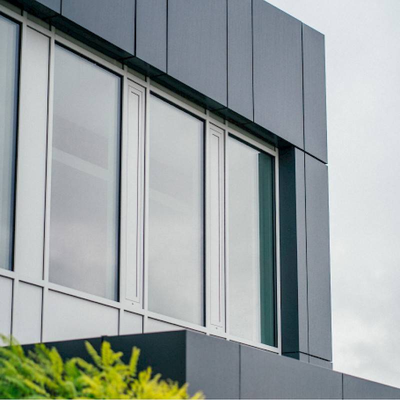 Detailfoto met zwarte aluminium gevelbekleding van een kantoorgebouw