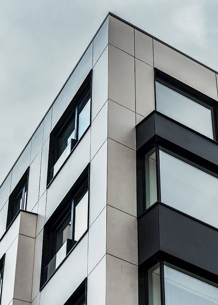 detailfoto van een modern grijs appartementsgebouw in dekton